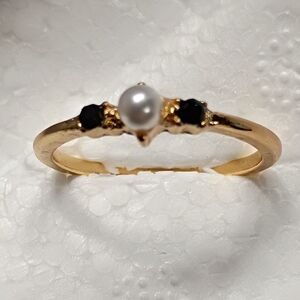 Elegant Gold and Black Pearl Ring
